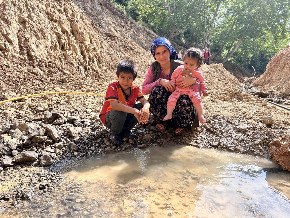Kuraklıkla boğuşan mahallede kuyudan su fışkırdı! Bayram ediyorlar 2
